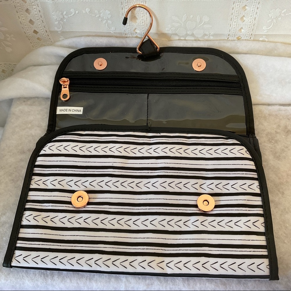 Hanging Folded Travel Bag Black and White